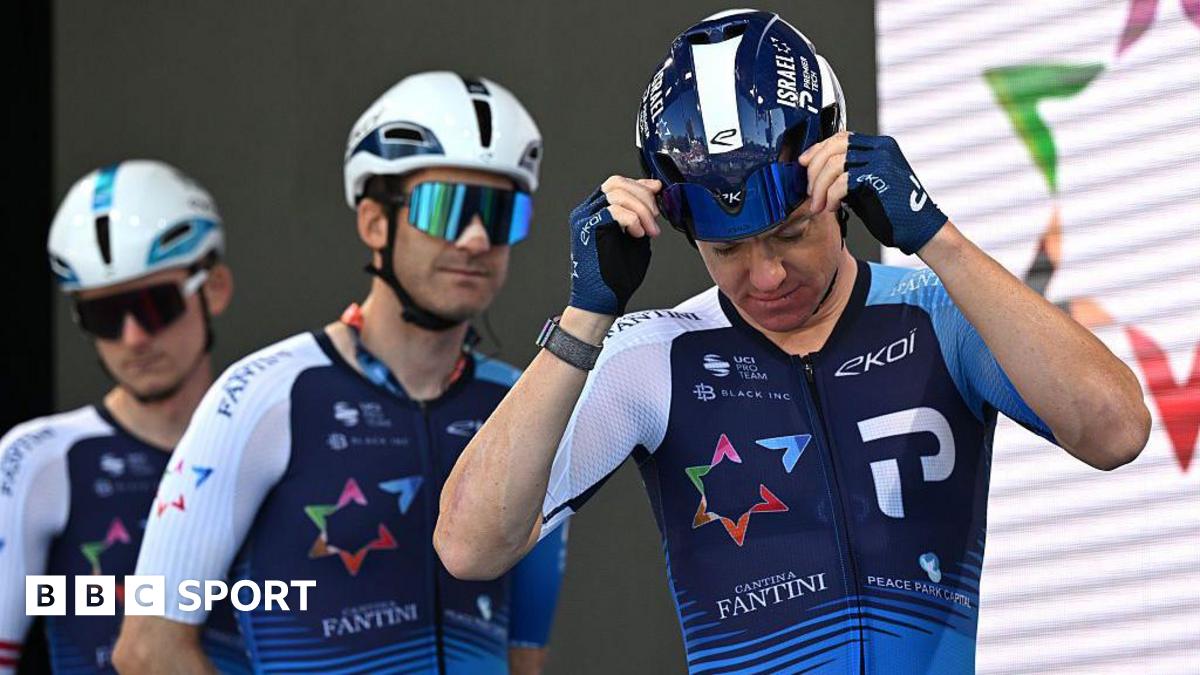 Tony Jacklin lifts the Ryder Cup in 1975