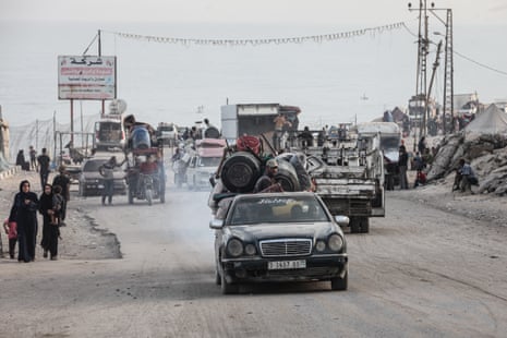 Palestinian people flee to the south with their belongings after intensified Israeli attacks and evacuation orders in Gaza City.