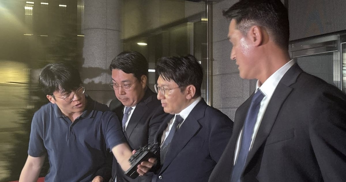 HYBE Chairman Bang Ends Police Probe in 200 Billion Won Case - 조선일보