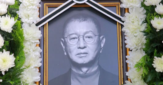 Comedian Jeon Yoo-seong's Funeral Held as Colleagues Weep - 조선일보