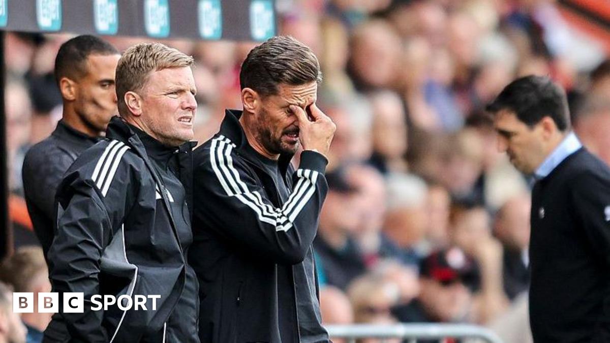 Eddie Howe with assistant Jason Tindall during the Premier League match between Bournemouth and Newcastle United at the Vitality Stadium on 21 September, 2025