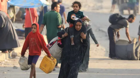 Reuters Displaced Palestinians fleeing northern Gaza move southwards along the coastal road, in central Gaza (24 September 2025)