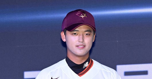 Park jun-hyun selected first overall by kiwoom heroes - 조선일보