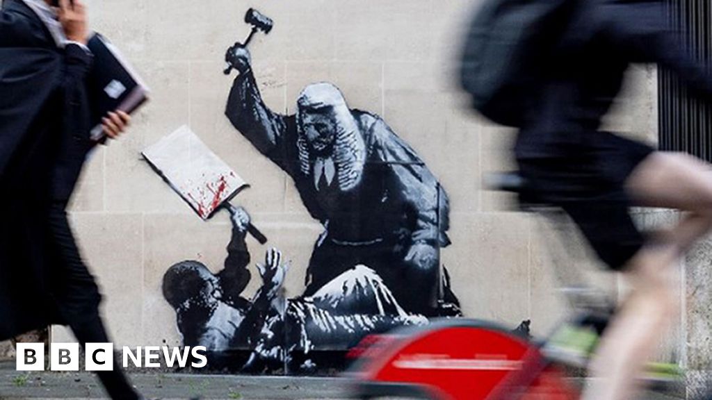 New Banksy mural appears at Royal Courts of Justice