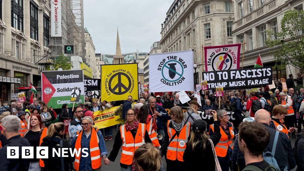 Thousands protest against Trump's second UK state visit