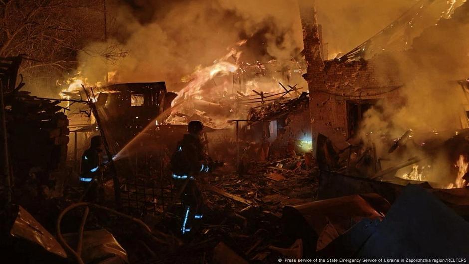 Zelenskyy calls for air defense amid fresh strikes – DW – 09/16/2025