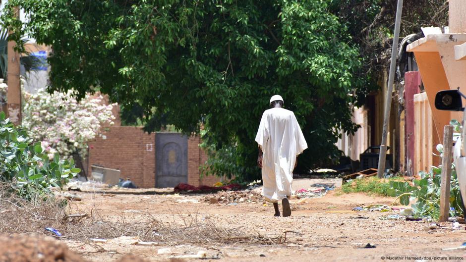 RSF drone strike kills dozens in Darfur – DW – 09/19/2025