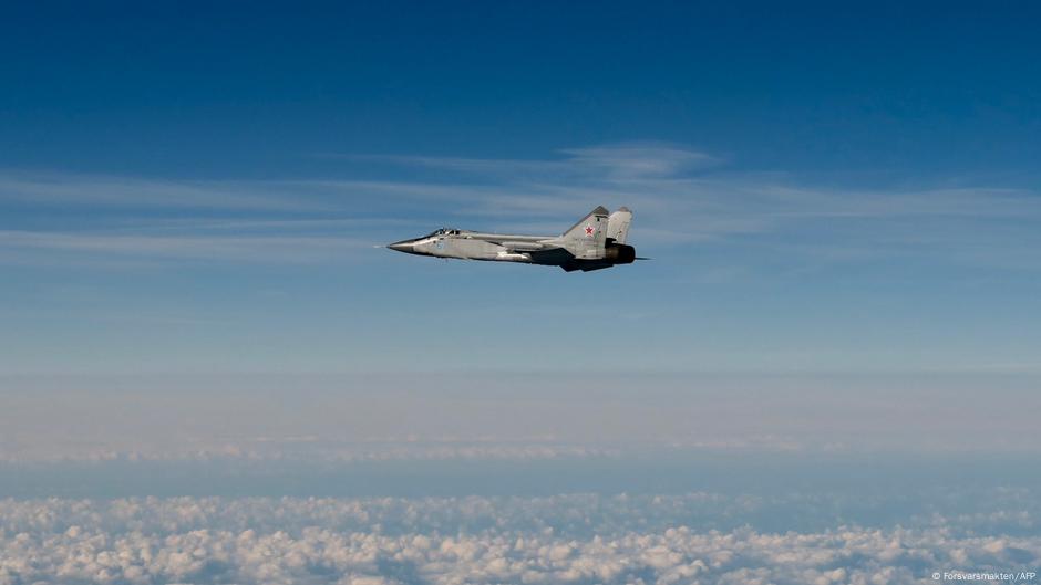 NATO warns Russia over airspace violations – DW – 09/23/2025