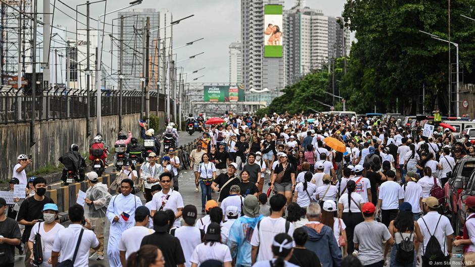 Protests erupt over flood control fraud – DW – 09/21/2025