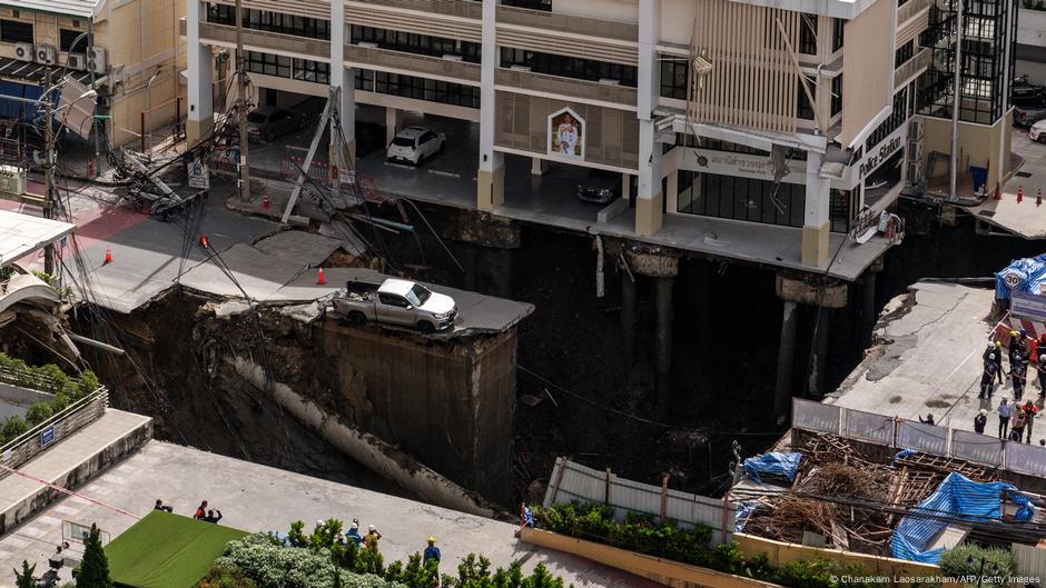 Thai authorities rush to battle Bangkok sinkhole – DW – 09/24/2025