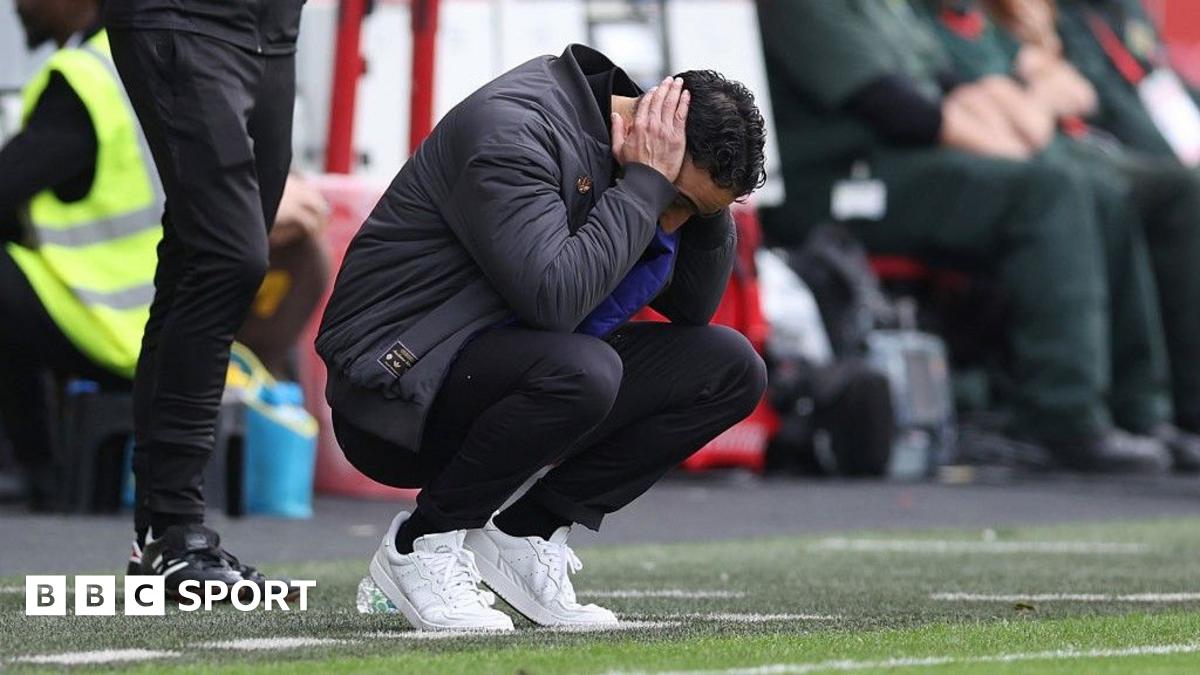 Tony Jacklin lifts the Ryder Cup in 1975