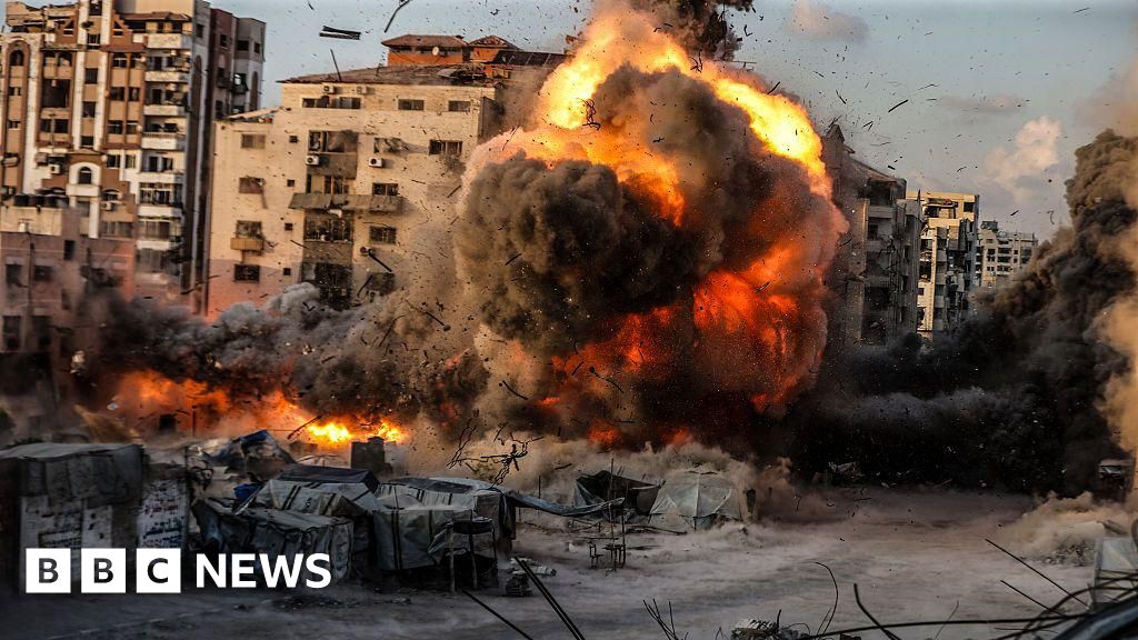 Hamas reportedly preparing for street-to-street fighting as Israeli forces near Gaza City centre