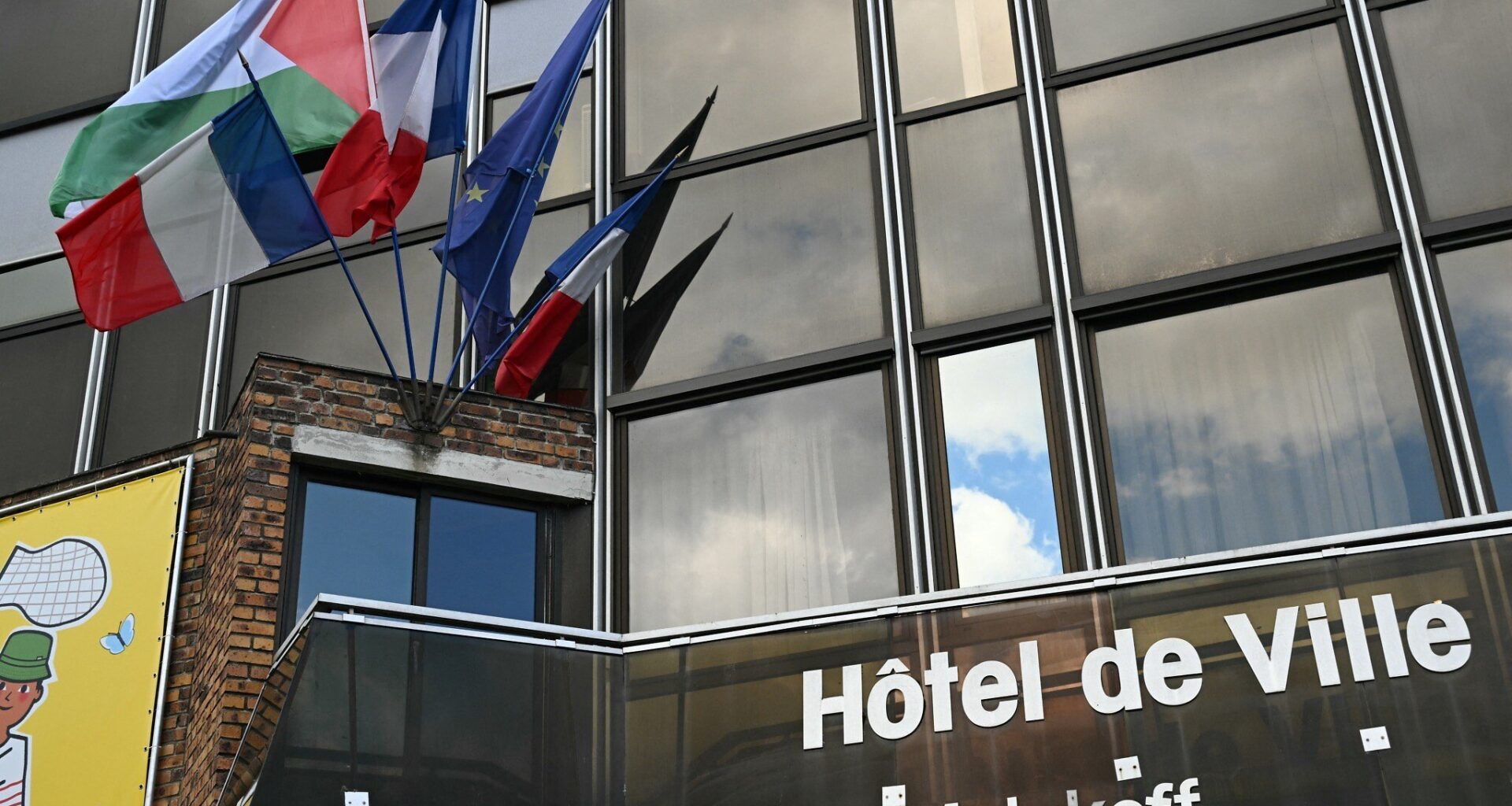 Ahead of recognition, French town halls divided over whether to fly Palestinian flag