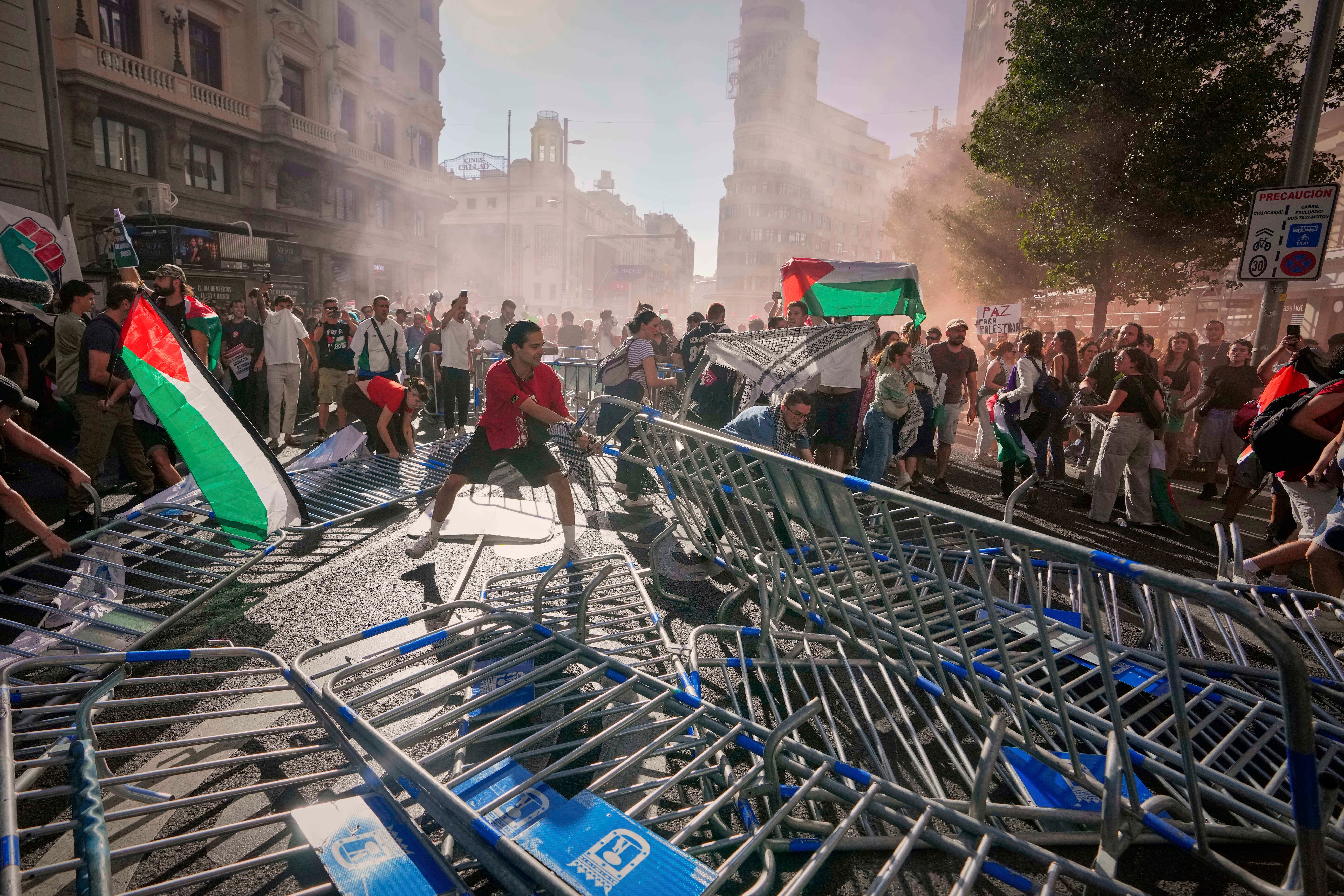 Protesters break down barriers in Madrid on stage 21