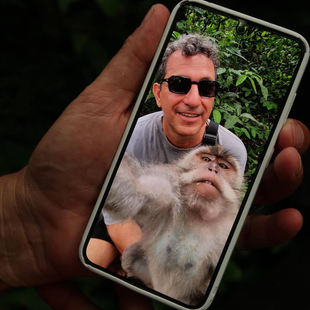 אבא של סידי בסלפי עם קוף