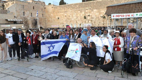 Holocaust survivors pray for hostages, soldiers at Western Wall