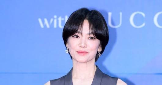 Song Hye-kyo's Notebook Preference Sparks Controversy - 조선일보