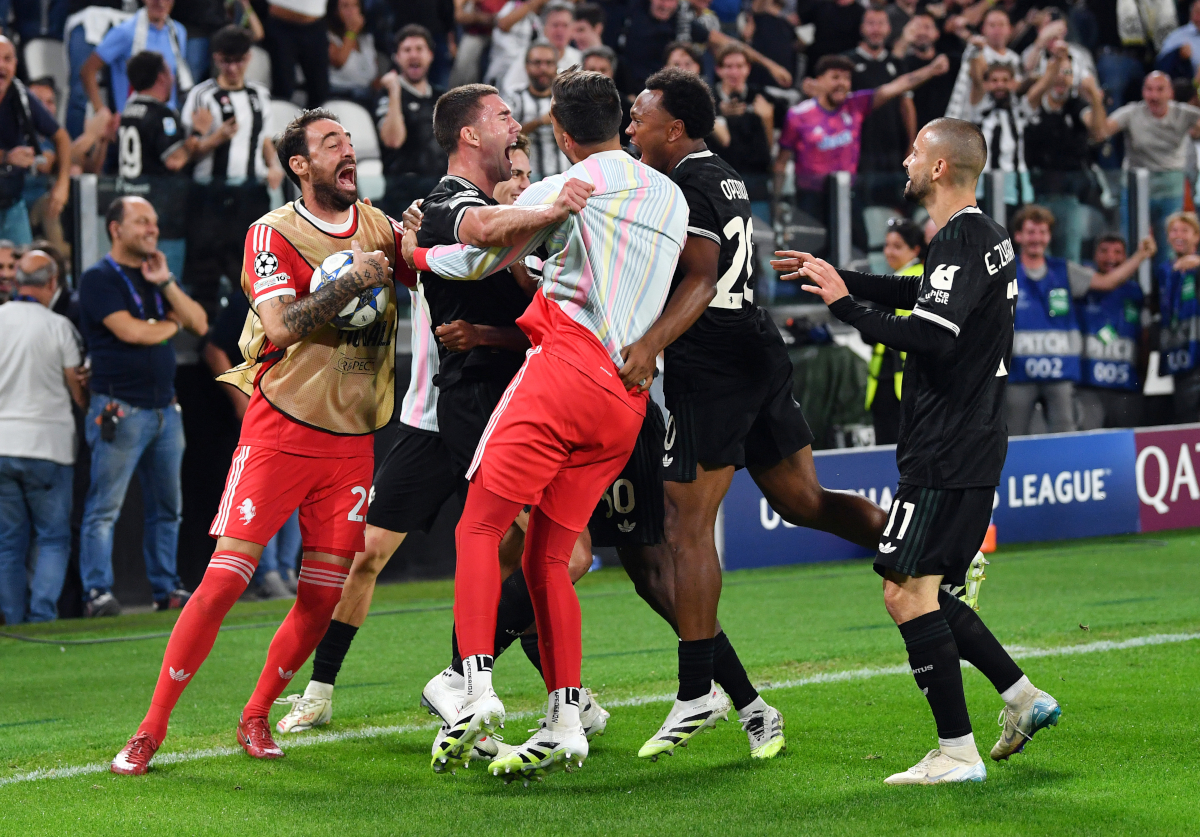 TURIN, ITALY - SEPTEMBER 16: Dusan Vlahovic of Juventus celebrates scoring his team's third goal with teammates during the UEFA Champions League 2025/26 League Phase MD1 match between Juventus and Borussia Dortmund at Juventus Stadium on September 16, 2025 in Turin, Italy. (Photo by Valerio Pennicino/Getty Images)