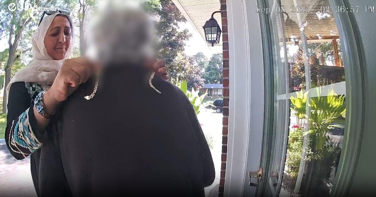 Hamilton distraction thief makes off with gold necklace