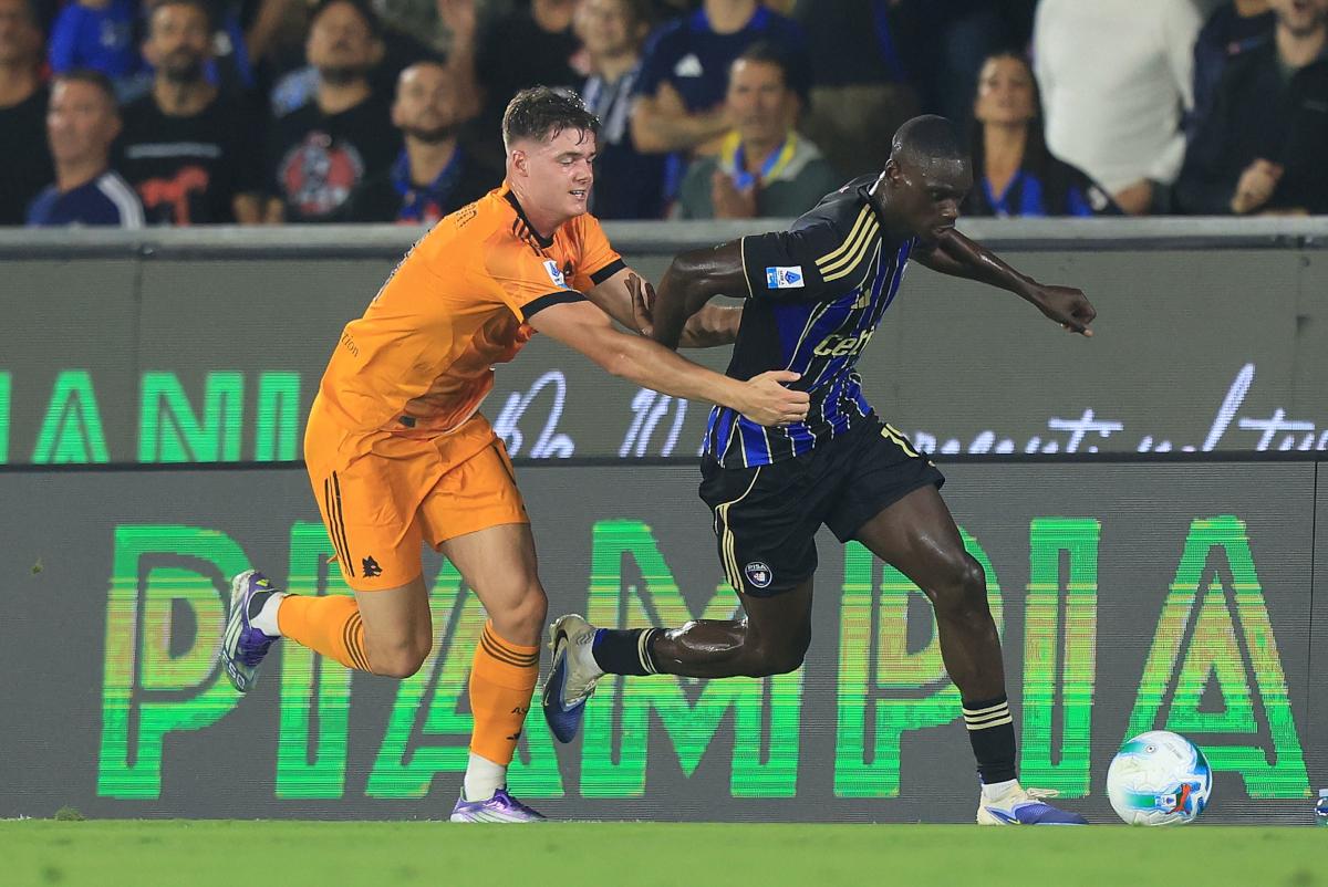 PISA, ITALY - AUGUST 30: Evan Ferguson of AS Roma in action against Idrissa Touré' of Pisa Sporting Club during the Serie A match between Pisa SC and AS Roma at Arena Garibaldi on August 30, 2025 in Pisa, Italy. (Photo by Gabriele Maltinti/Getty Images)