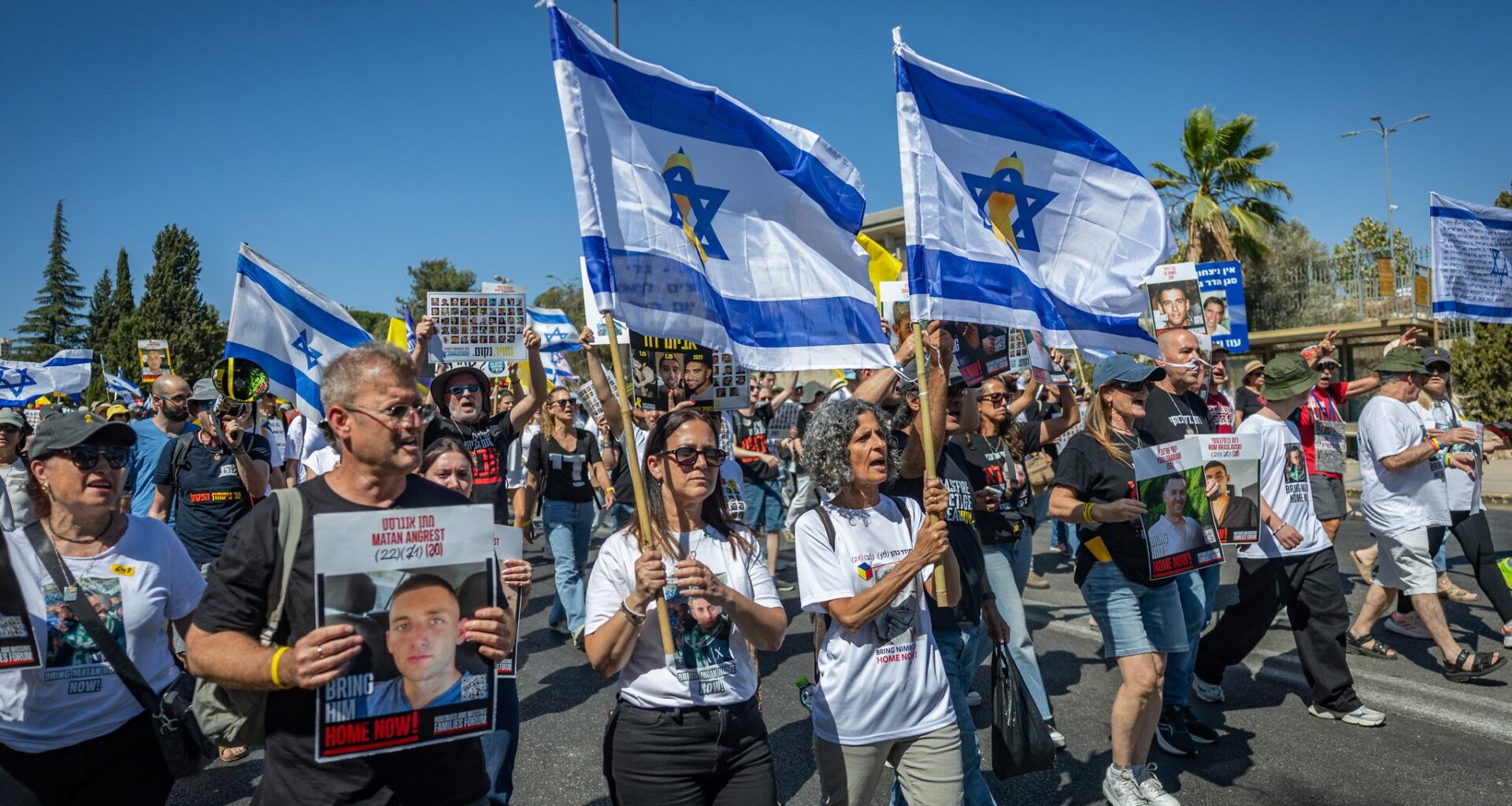Hostages' families, supporters march on Netanyahu’s residence ahead of large rally