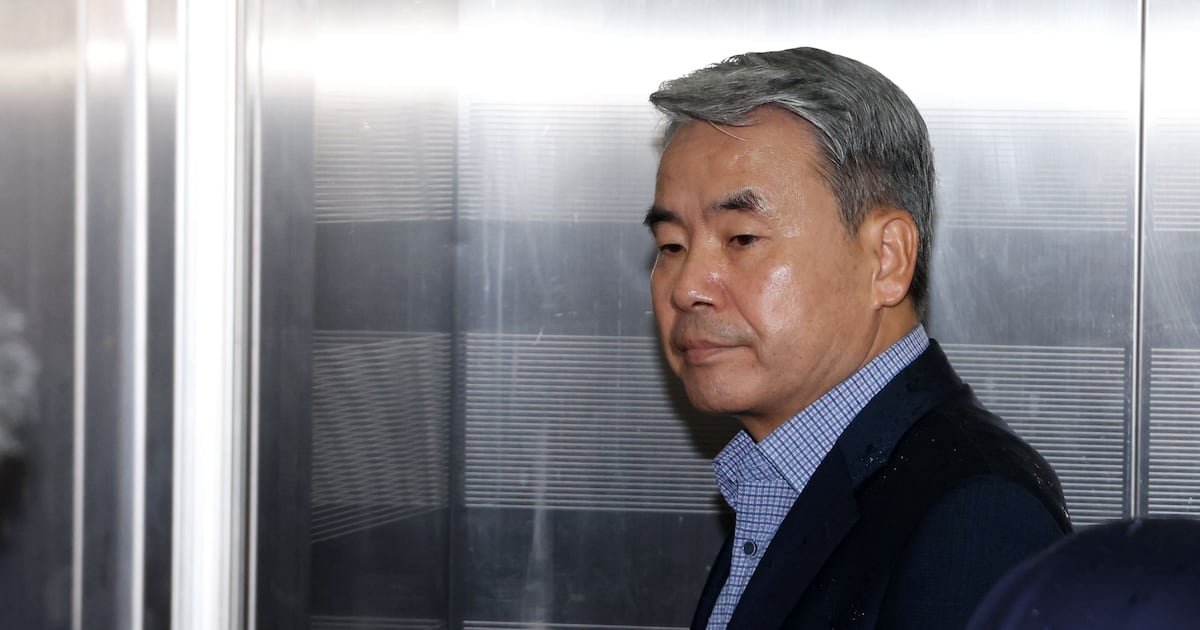 Lee Jong-sup denies fleeing allegations in 11-hour investigation - 조선일보