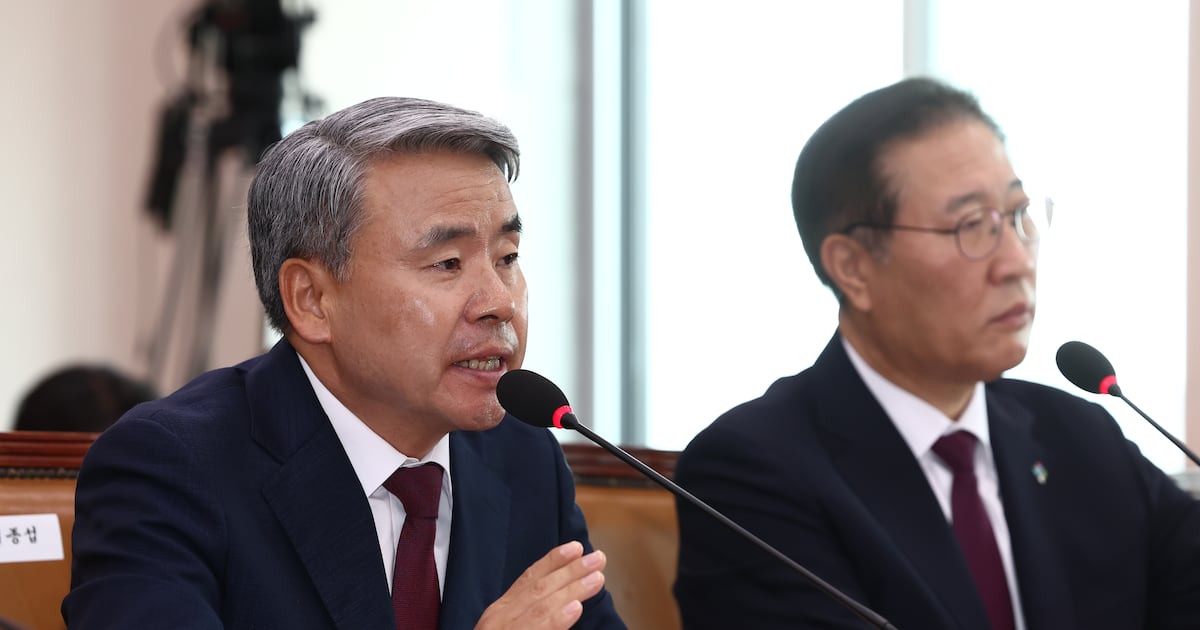 Exclusive: Former Defense Minister Lee summoned as suspect in Marine death - 조선일보