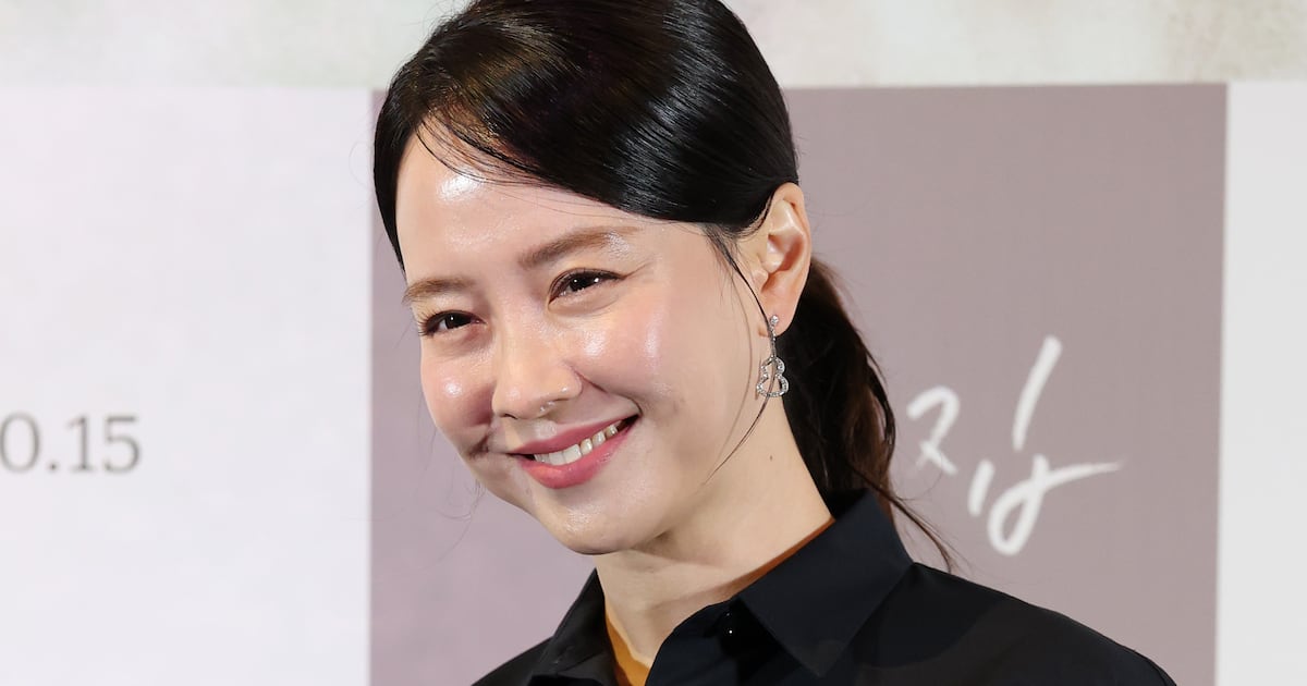 Song Ji-hyo Portrays Stoic Officer in ‘Home Behind Bars’ - 조선일보