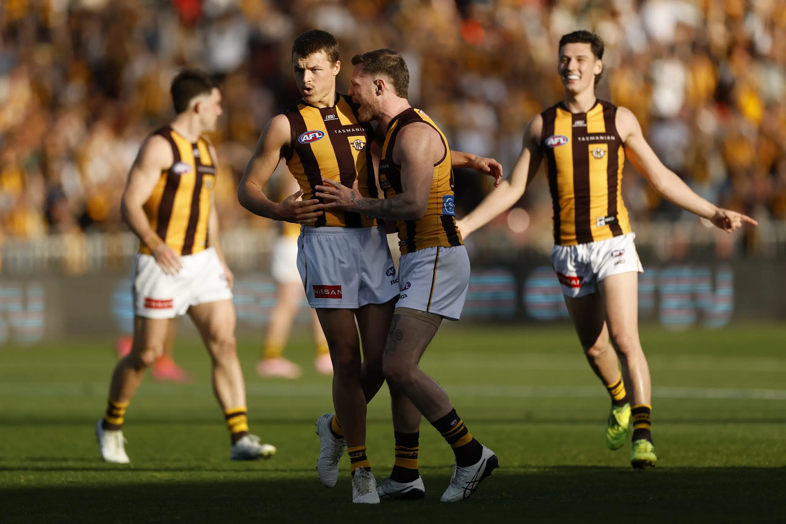 SYDNEY, AUSTRALIA - SEPTEMBER 06: Jack Ginnivan of the Hawks is congratulated by Blake Hardwick after kicking a goal during the AFL Elimination Final match between Greater Western Sydney Giants and Hawthorn Hawks at ENGIE Stadium on September 06, 2025 in Sydney, Australia. (Photo by Darrian Traynor/Getty Images)