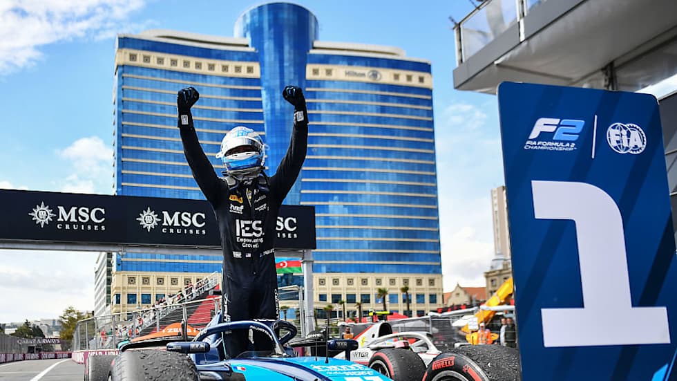 Crawford holds off Duerksen to take superb victory in Baku