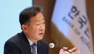 Hwang Geon-il Urges Rate Freeze for Financial Stability - 조선일보