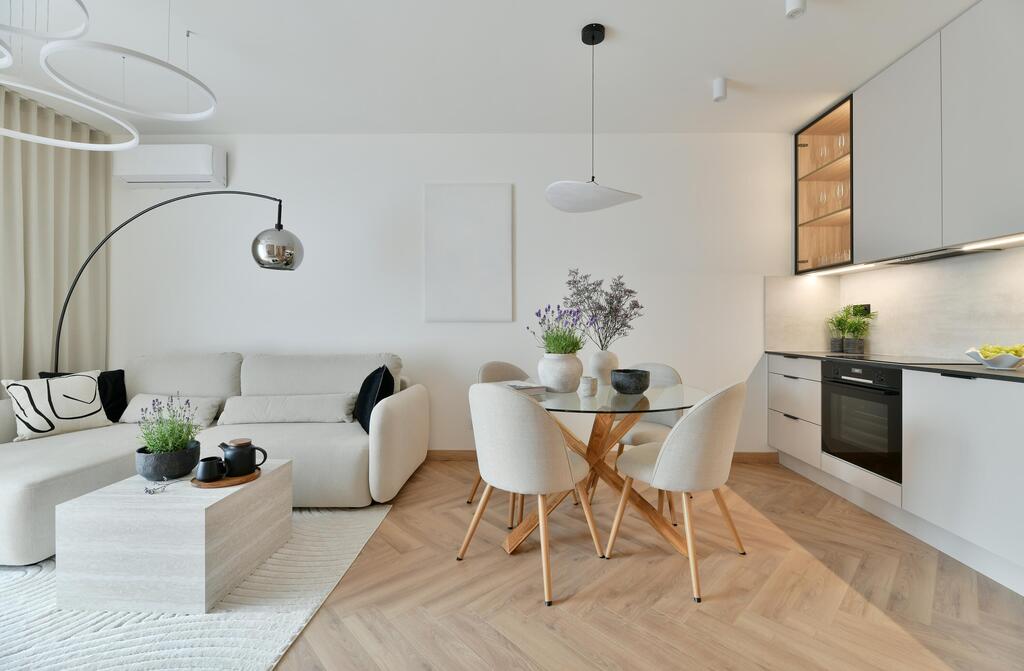 לבן ומשעמם, וגם קשה לתחזוקה