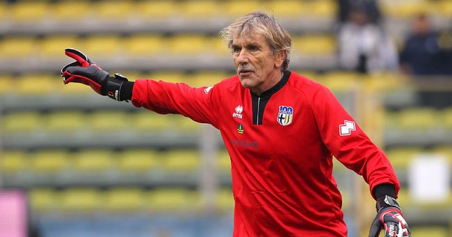 Italian seventh-division club signs 82-year-old goalkeeper - 조선일보