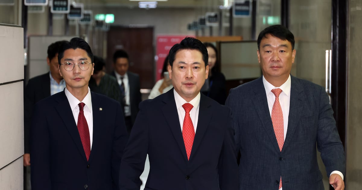 Jang Dong-hyeok Questions Kim Hyun-ji’s Transfer Ahead of Audit - 조선일보