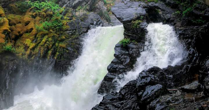 2 hikers dead, another missing after going over falls in Southeast B.C.