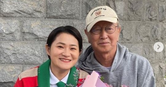Kim Shin-young Honors Late Mentor Jeon Yoo-seong with Heartfelt Eulogy - 조선일보