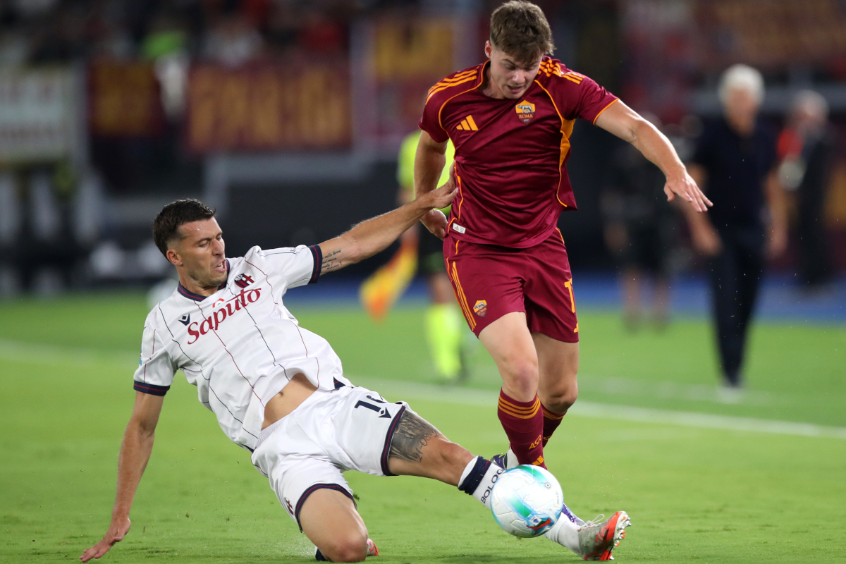 ROME, ITALY - AUGUST 23: Evan Ferguson of AS Roma is challenged by Nicolo Casale of Bologna during the Serie A match between AS Roma and Bologna FC 1909 at Stadio Olimpico on August 23, 2025 in Rome, Italy. (Photo by Paolo Bruno/Getty Images)