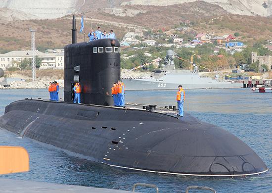 Fuel leak forces Russian sub to surface at Gibraltar