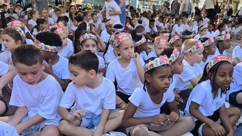 leaders visit classrooms, teens march for hostages