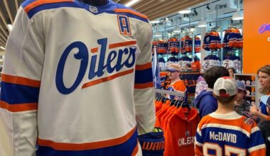 Oilers unveil new alternate uniform for season start at Fan Day event - CTV News