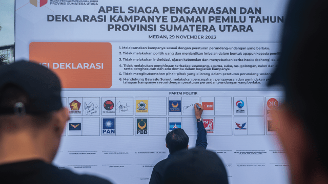 Representatives from Indonesia's political parties sign an agreement to six areas of campaign and voting supervision ahead of the country's 2024 general election in Medan, Indonesia, on Nov. 29, 2023. (Sutanta Aditya/NurPhoto via Getty Images)