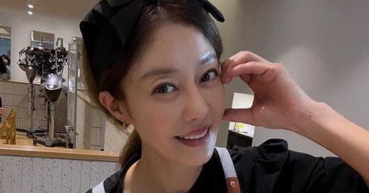 Lee Ji-hyun Embraces Youthful Energy as Beautician - 조선일보