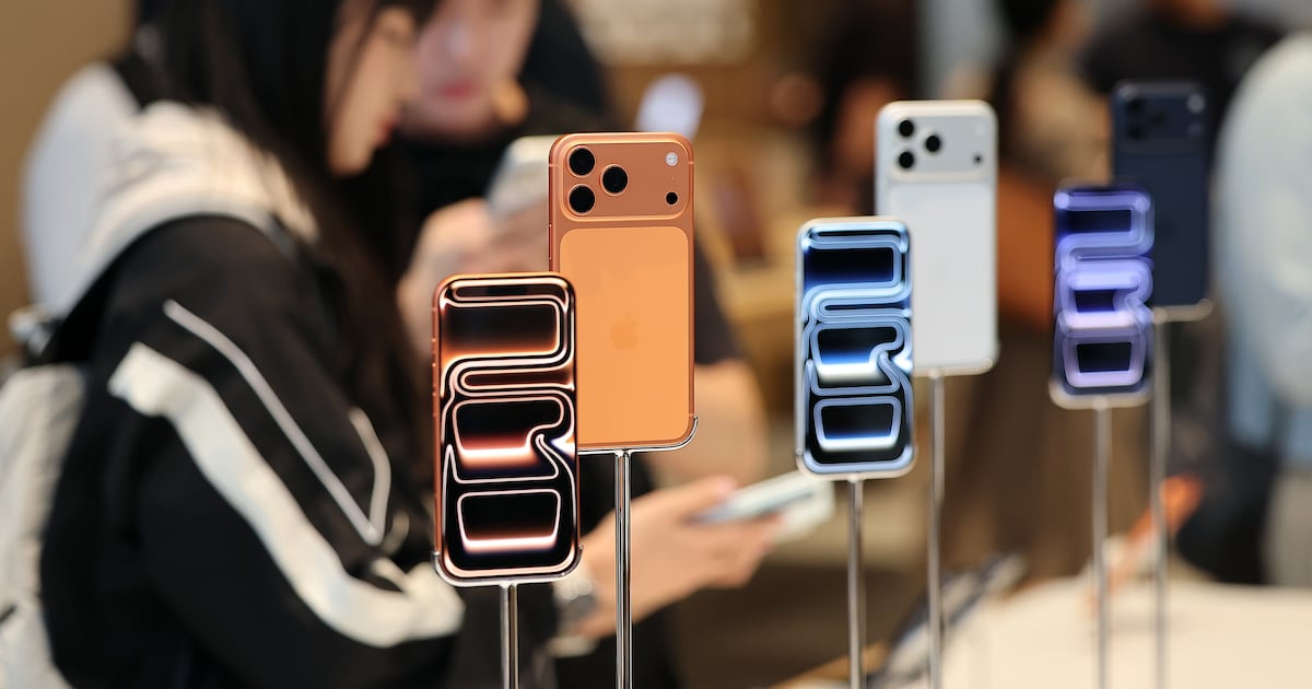 iPhone 17 Series Plagued by Scratches, Call Quality Issues - 조선일보