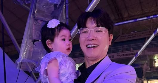 Park Soo-hong's Daughter Jae Steals Spotlight at 30,000-Attendee Festival - 조선일보