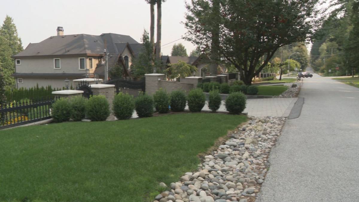 Click to play video: 'Police say shots fired in South Surrey linked to extortion case'