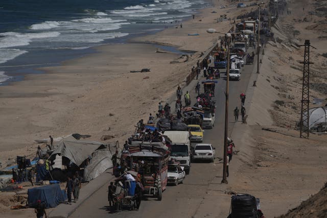  Displaced Palestinians flee the northern Gaza Strip