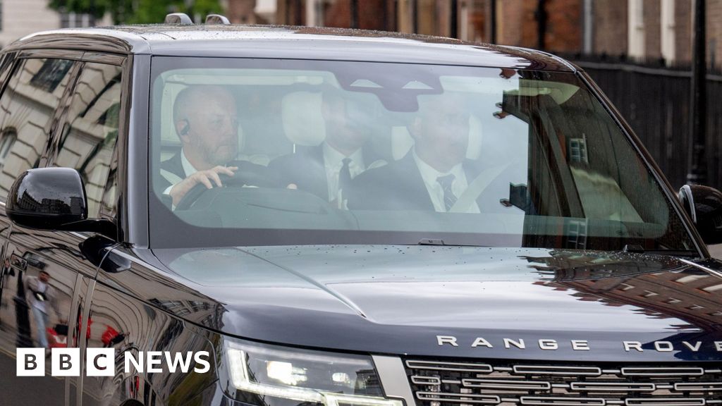 Harry enters Clarence House after reports he will meet King