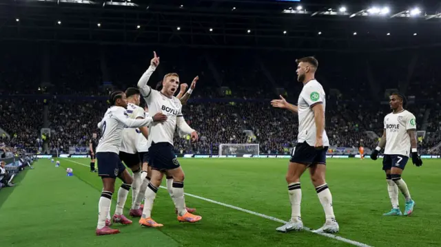 West Ham players celebrate after Jarrod Bowen's equaliser against Everton