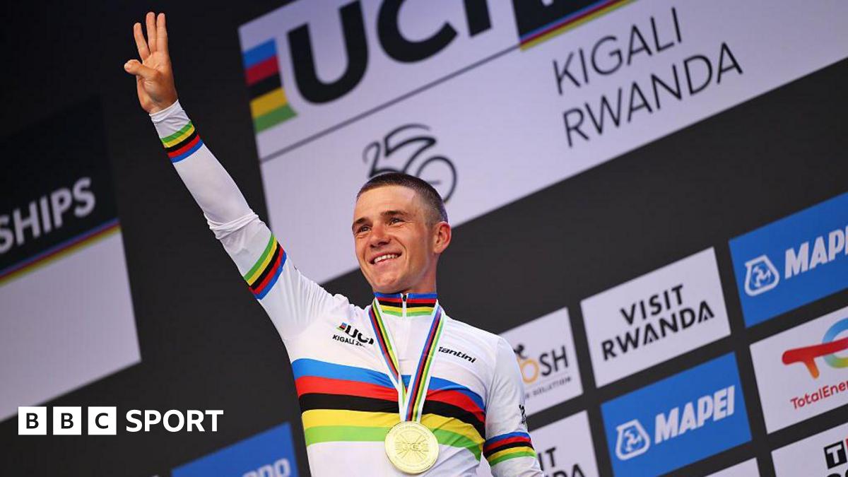 Remco Evenepoel with his gold medal