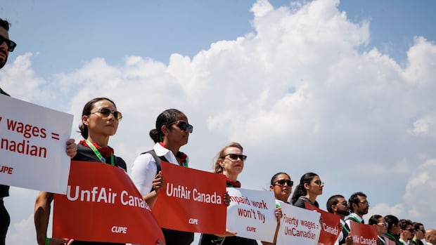 Flight attendants overwhelmingly vote against Air Canada wage offer
